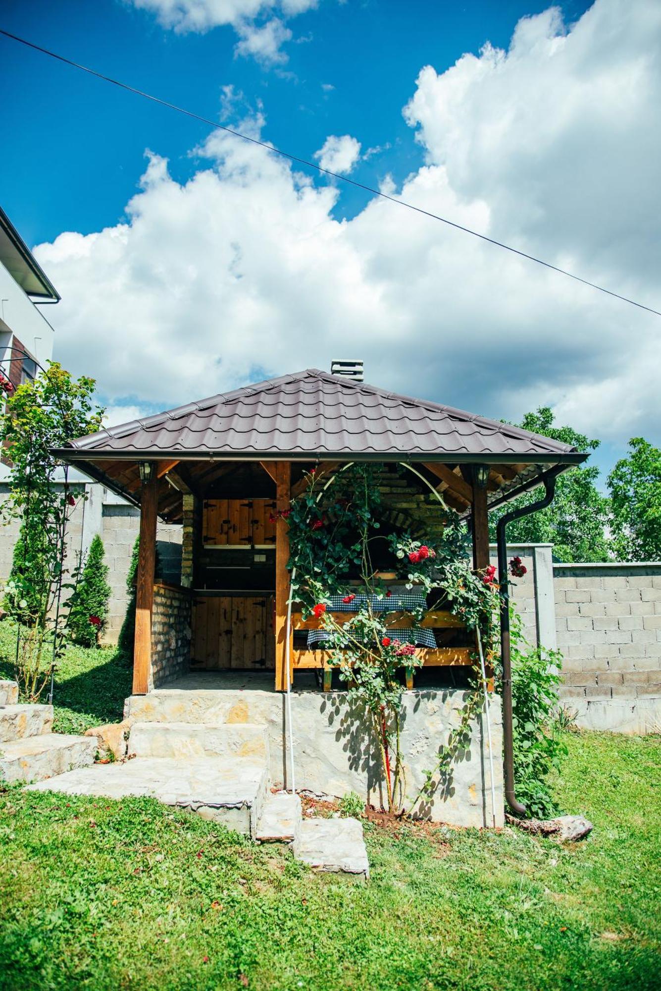 Apartmani Maslacak Връдник Екстериор снимка